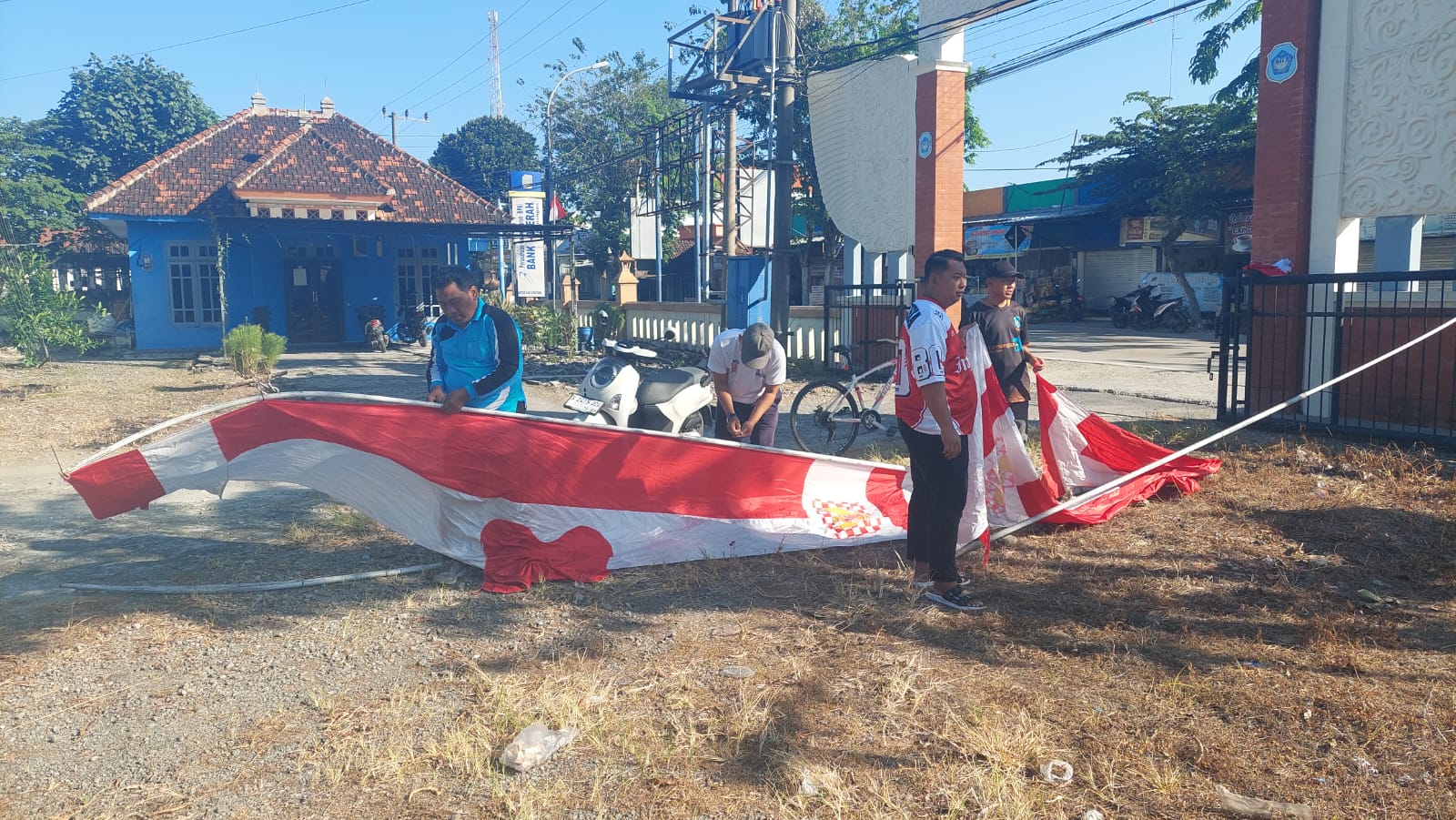Foto: Aksi bersih lingkungan dan pemasangan Umbul-umbul