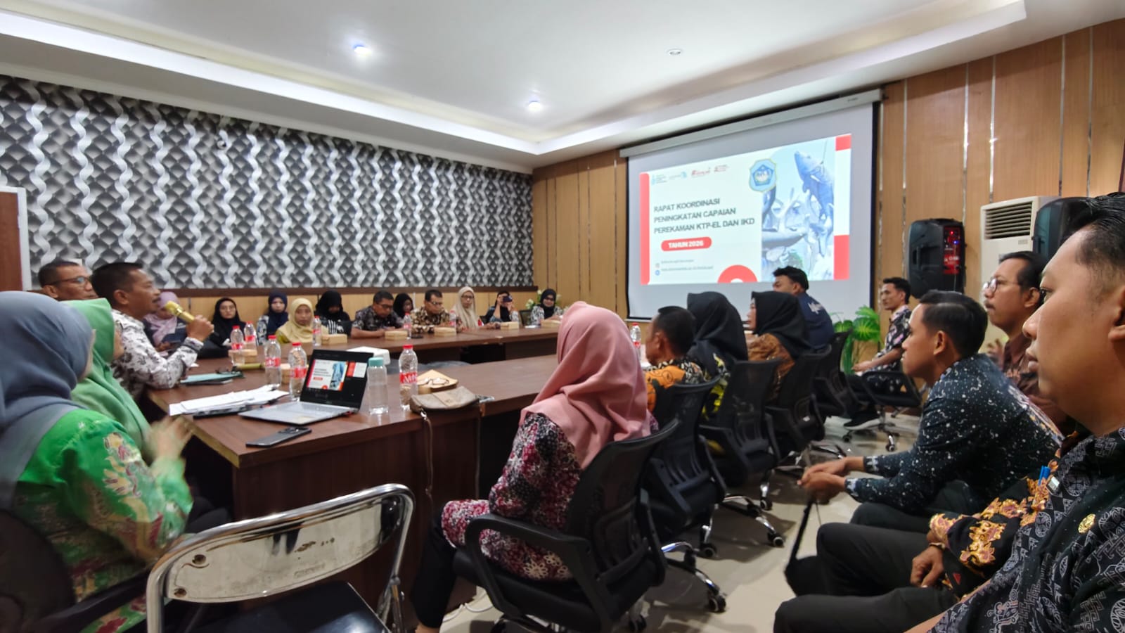 Foto: Menghadiri undangan percepatan perekaman KTP-El dan IKD