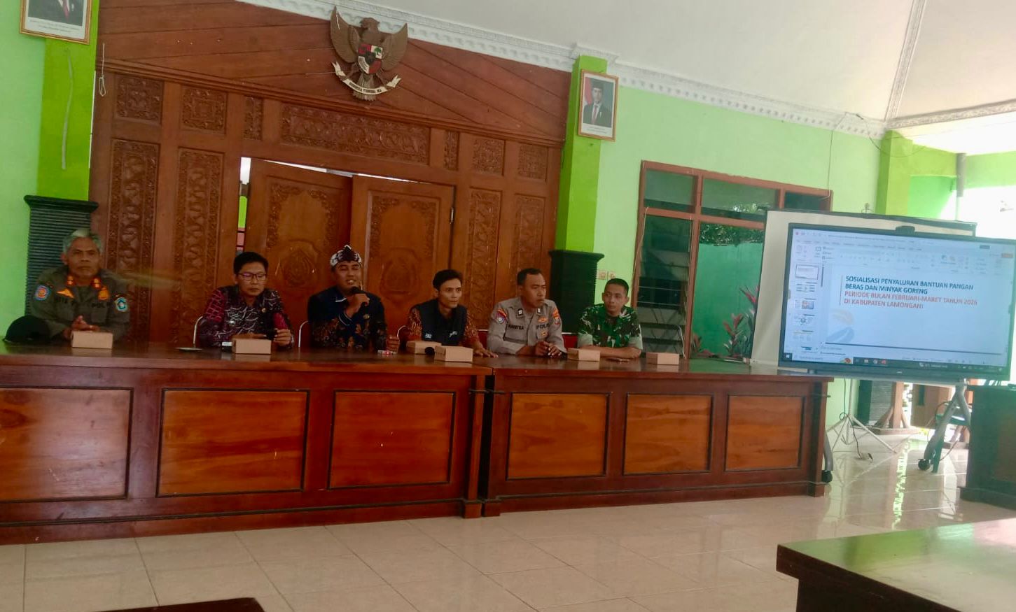 Foto: sosilisasi penyaluran bantuan pangan di pendopo kecamatan bluluk