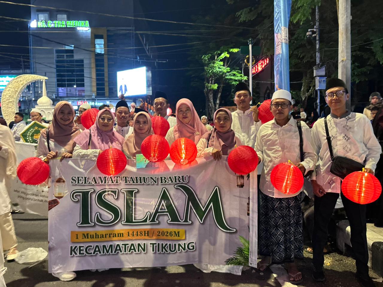 Foto: Kecamatan Tikung Mengikuti Pawai Lampion dalam Rangka Menyambut Tahun Baru Islam 1448 Hijriah di Alun-Alun Lamongan