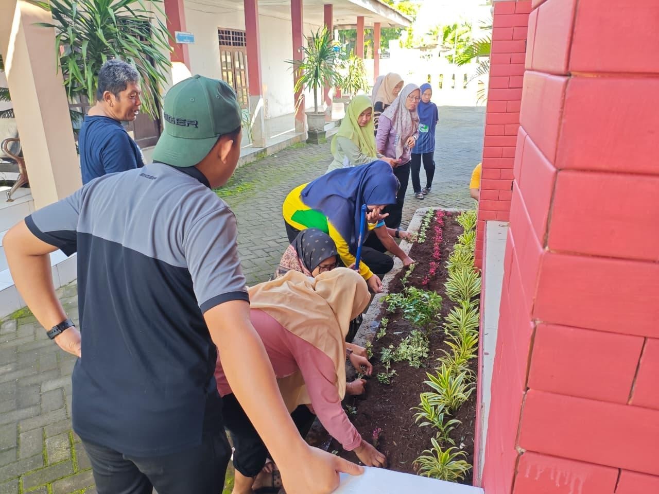 Foto: Kerja Bakti di Kantor Kecamatan Tikung (6 Februari 2026)