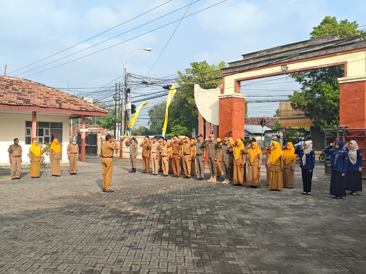 Foto: Pelaksanaan Apel Senin Pagi di Halaman Kantor Kecamatan Tikung (15 juni 2026)