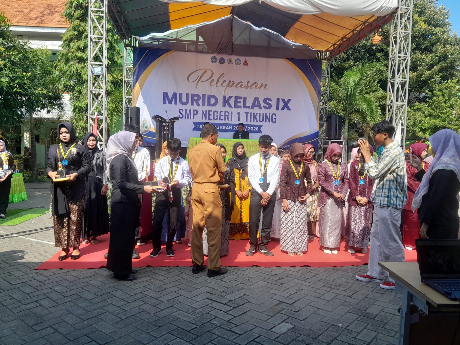 Pelepasan Murid Kelas IX SMP Negeri 1 Tikung Tahun Ajaran 2025/2026