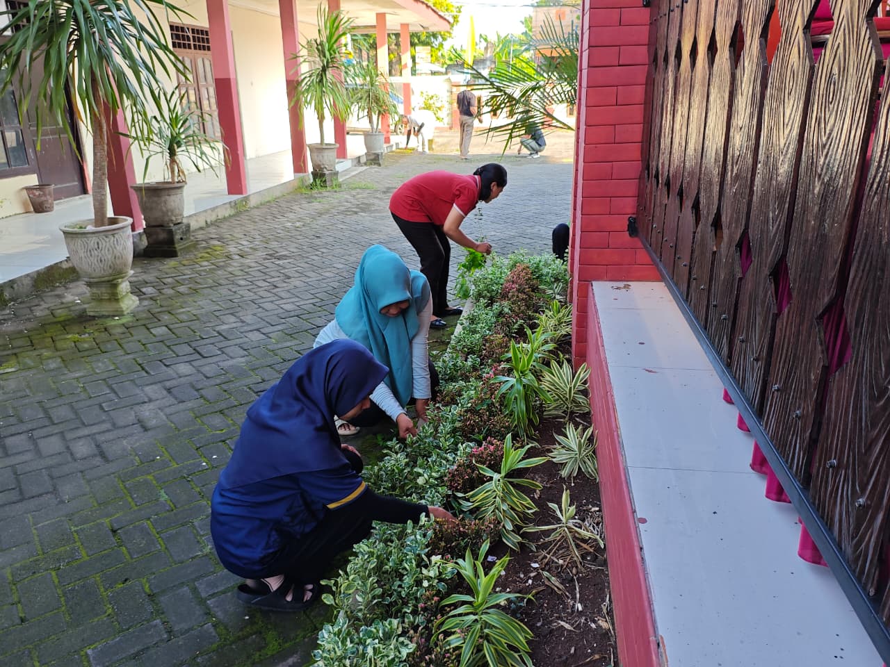 Foto: KERJA BAKTI DI LINGKUNGAN KECAMATAN TIKUNG WUJUDKAN LINGKUNGAN BERSIH DAN NYAMAN