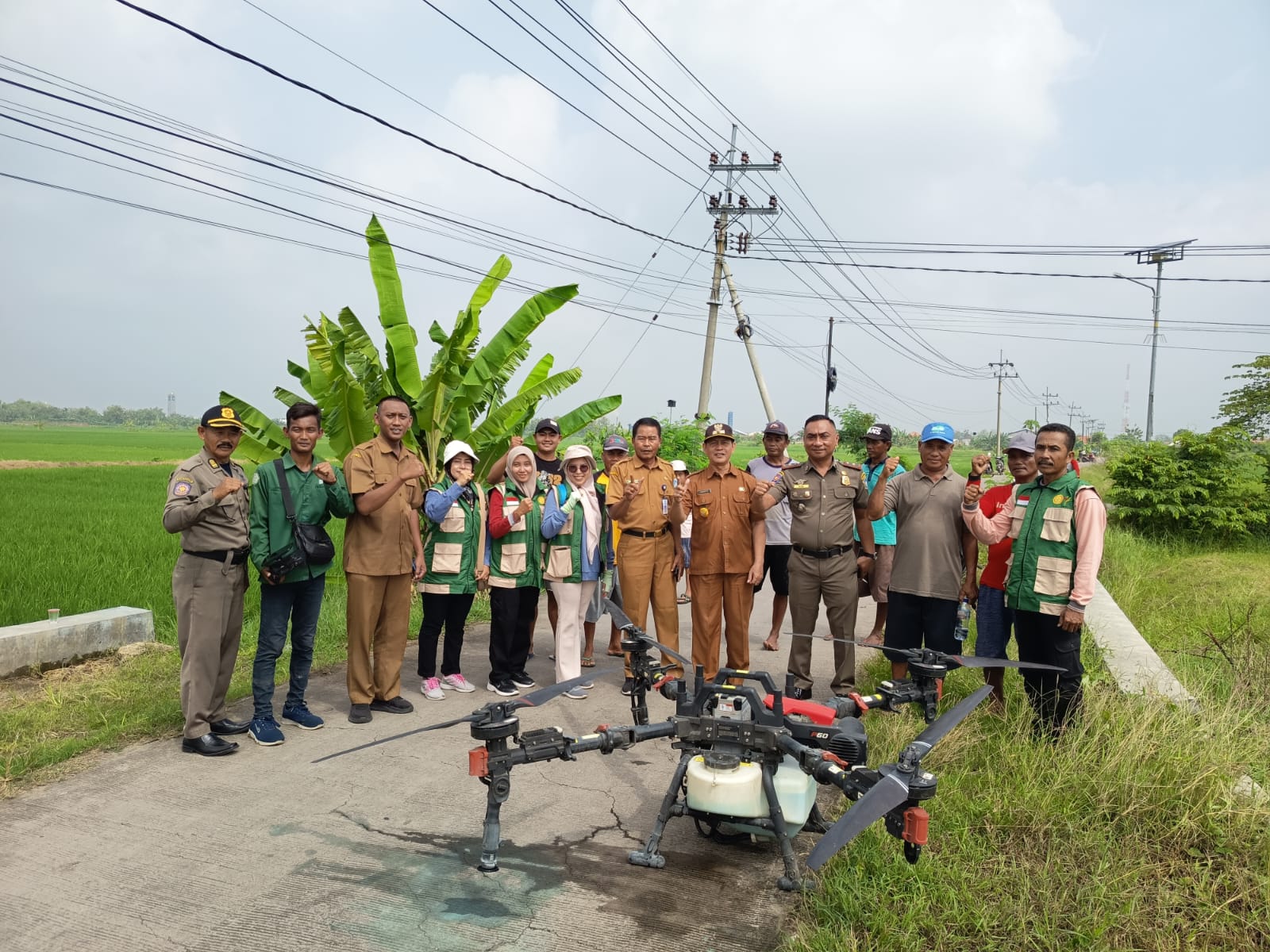 Kegiatan Dinas Pertanian Kecamatan Tikung dalam Pemberian Bantuan Penyemprotan Padi Gratis dari Maxxi Tani di Dusun Kemendung, Desa Jatirejo (28 April 2026)