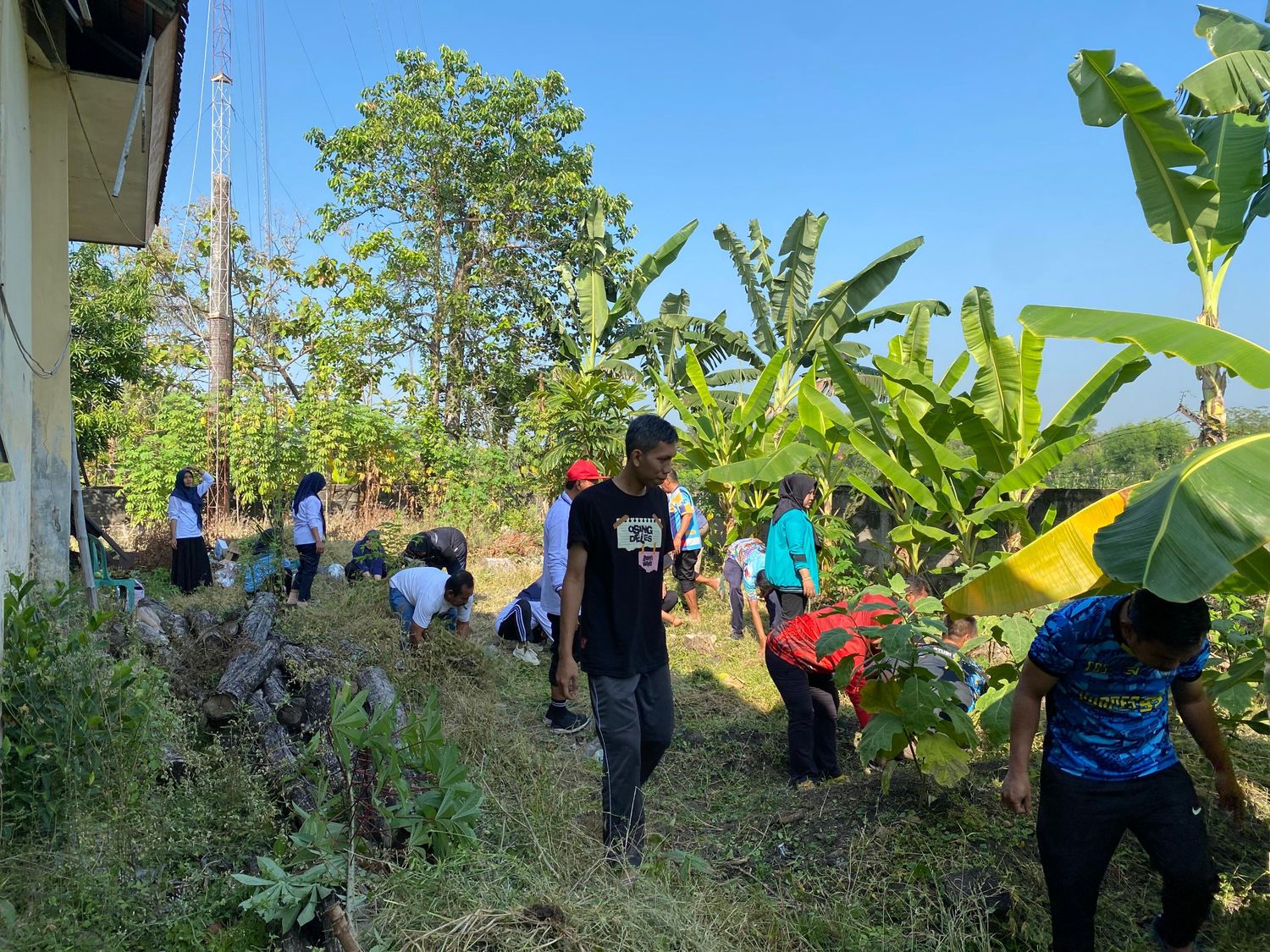 KERJA BAKTI PEMBERSIHAN HALAMAN BELAKANG KECAMATAN TURI UNTUK PERSIAPAN PENANAMAN BIBIT CABAI