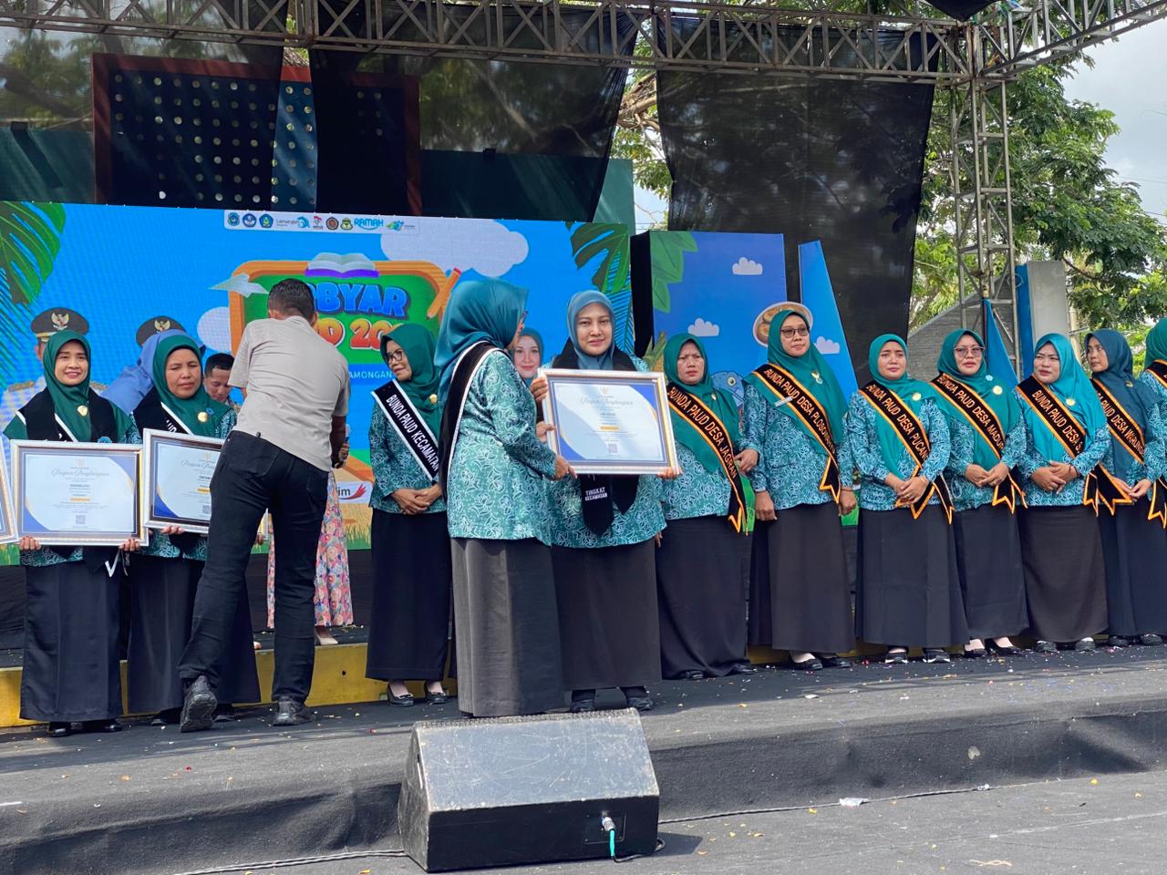 Foto: PENERIMAAN PENGHARGAAN APRESIASI BUNDA PAUD KECAMATAN PADA GEBYAR PAUD HARI PENDIDIKAN NASIONAL KABUPATEN LAMONGAN TAHUN 2026