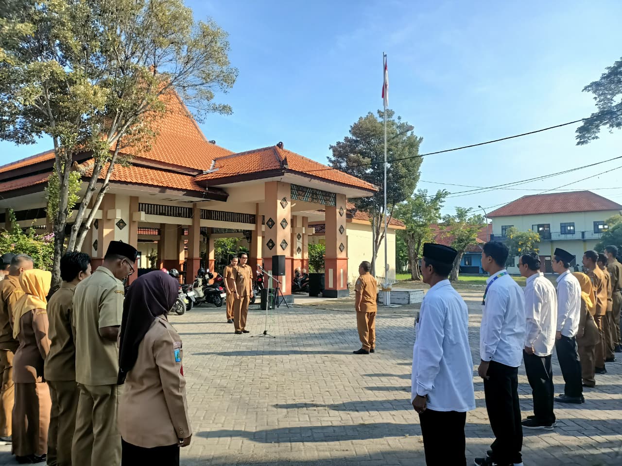Foto: APEL PAGI SENIN, PERKUAT SOLIDARITAS DAN KEKOMPAKAN DI LINGKUNGAN KECAMATAN TURI