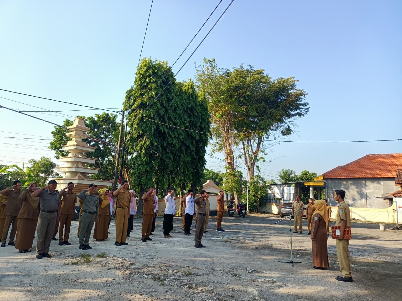 Foto: APEL PAGI HARI SENIN TEKANKAN BUDAYA KERJA BAKTI DAN PERSIAPAN MONITORING EVALUASI