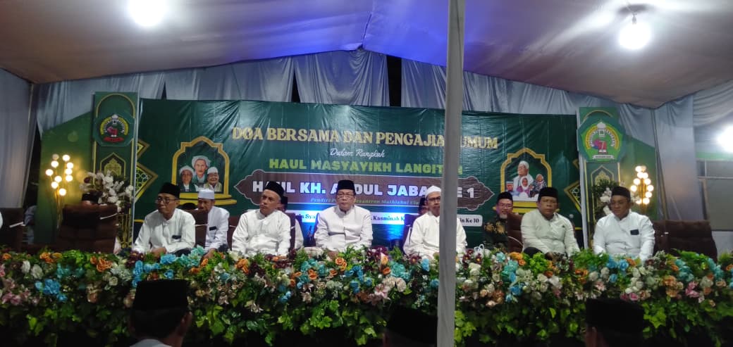 Foto: DOA BERSAMA DAN PENGAJIAN UMUM HAUL MASYAYIKH LANGITAN DAN HAUL KH. ABDUL JABAR KE-1 DI DESA KEBEN