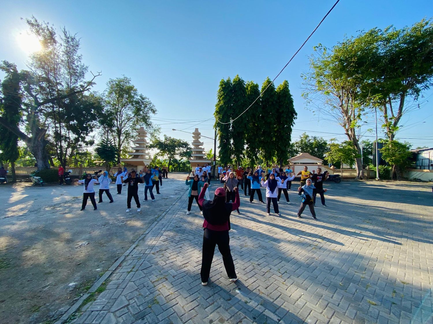JUMAT CERIA DIISI DENGAN SENAM BERSAMA DI HALAMAN KECAMATAN TURI