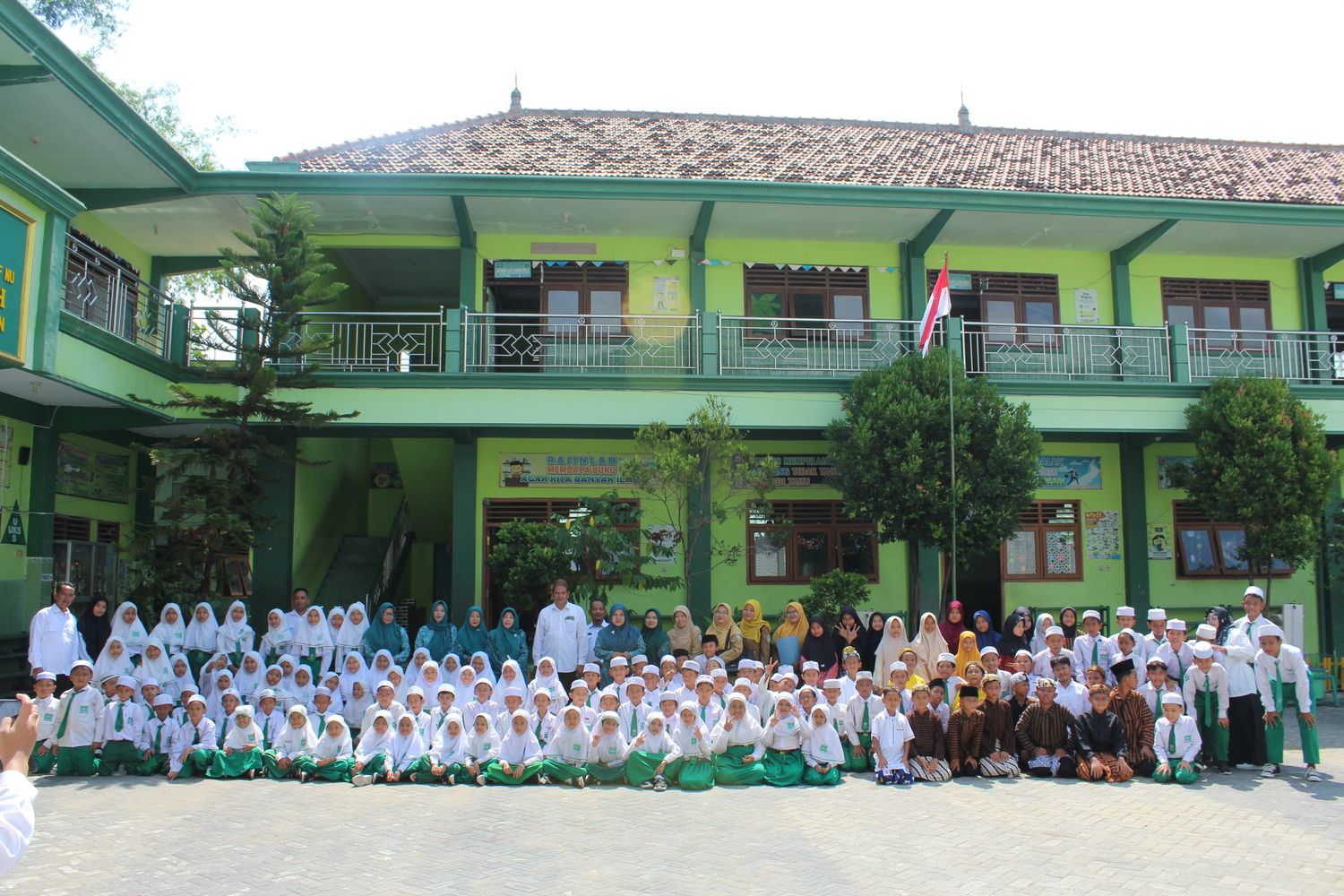 Foto: PENILAIAN LOMBA PHBS-LBS DI MI ASSYAFI'IYAH KEBEN