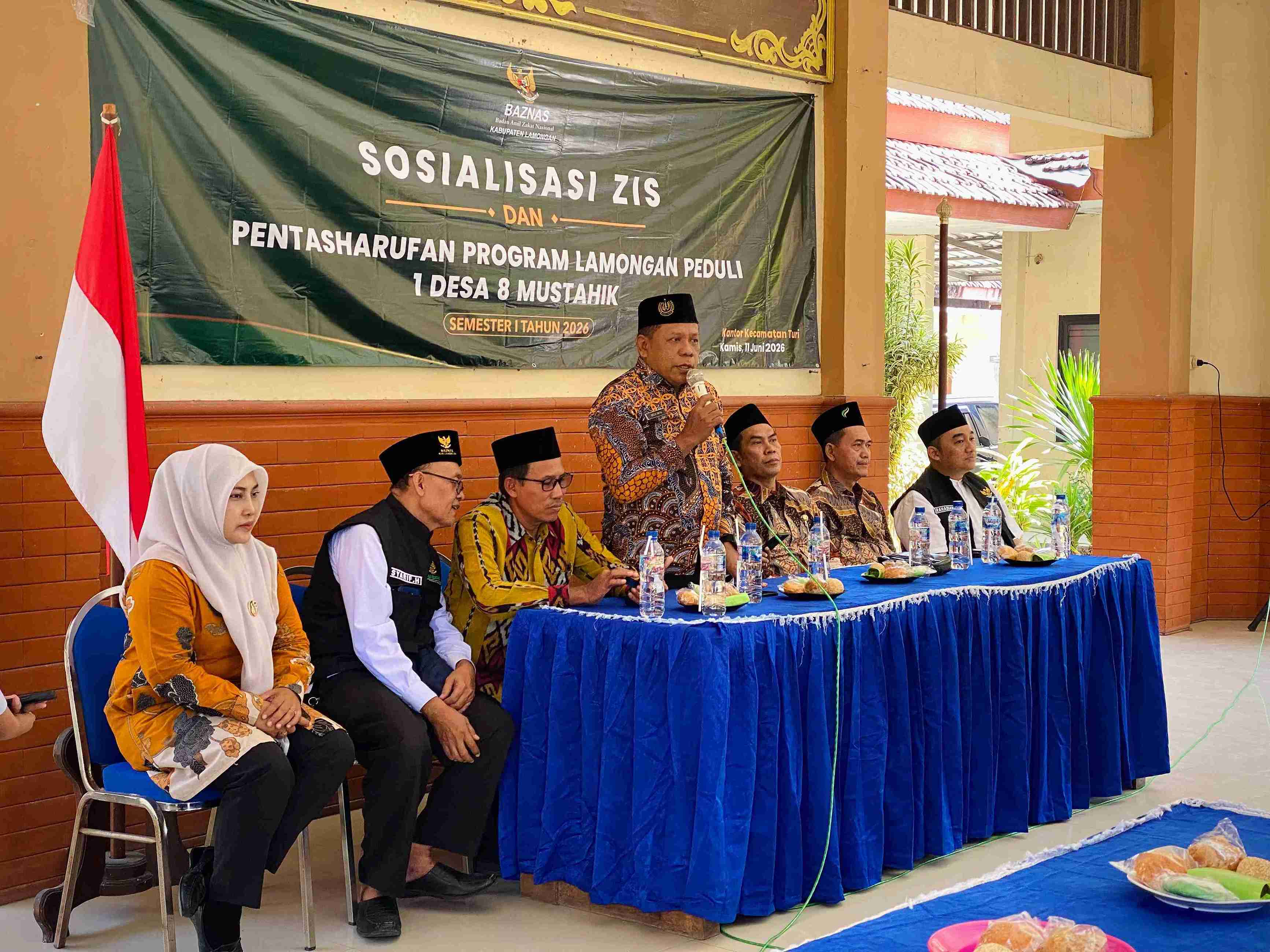 Foto: Pemerintah Kecamatan Turi memfasilitasi kegiatan Ceremonial Pembukaan Sosialisasi Zakat, Infak, dan Sedekah (ZIS) serta Pentasharufan Program Lamongan Peduli 1 Desa 8 Mustahik Semester I Tahun 2026 yang diselenggarakan di Pendopo Kecamatan Turi