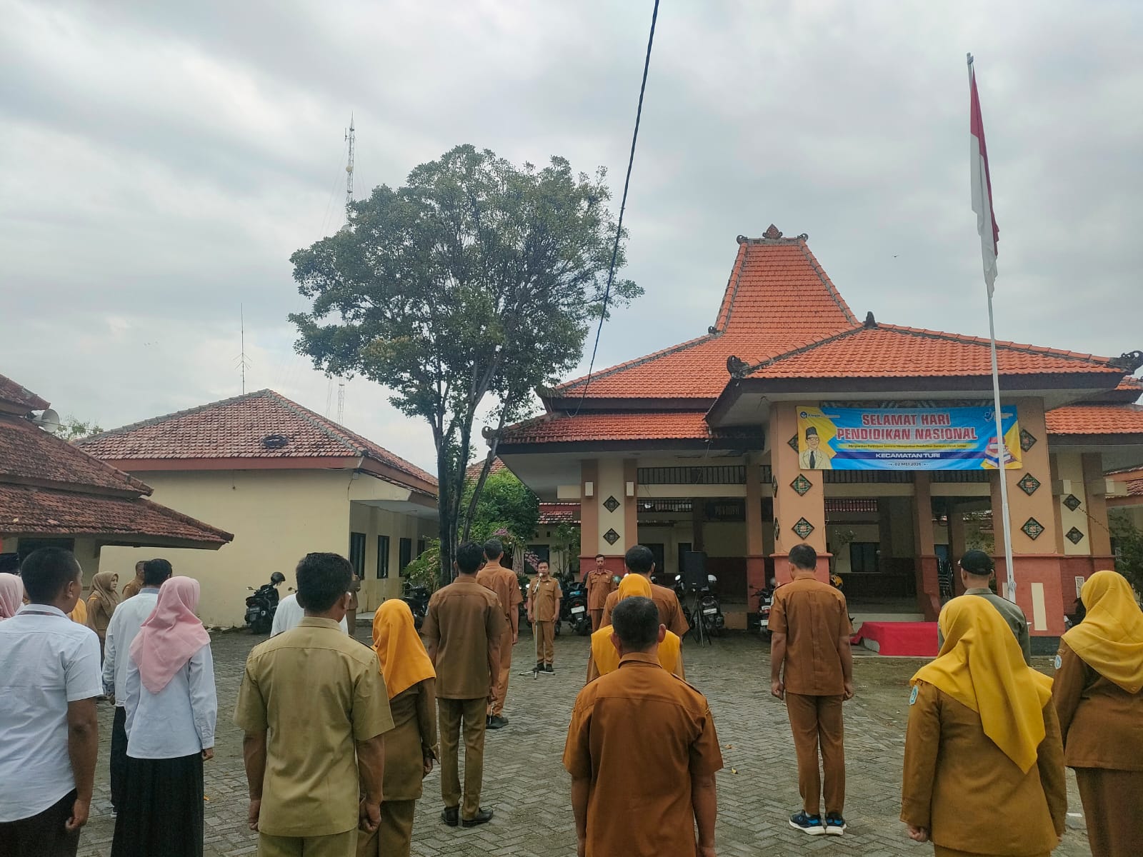 Foto: APEL SENIN PAGI KECAMATAN TURI TEKANKAN DISIPLIN DAN PERJANJIAN KINERJA