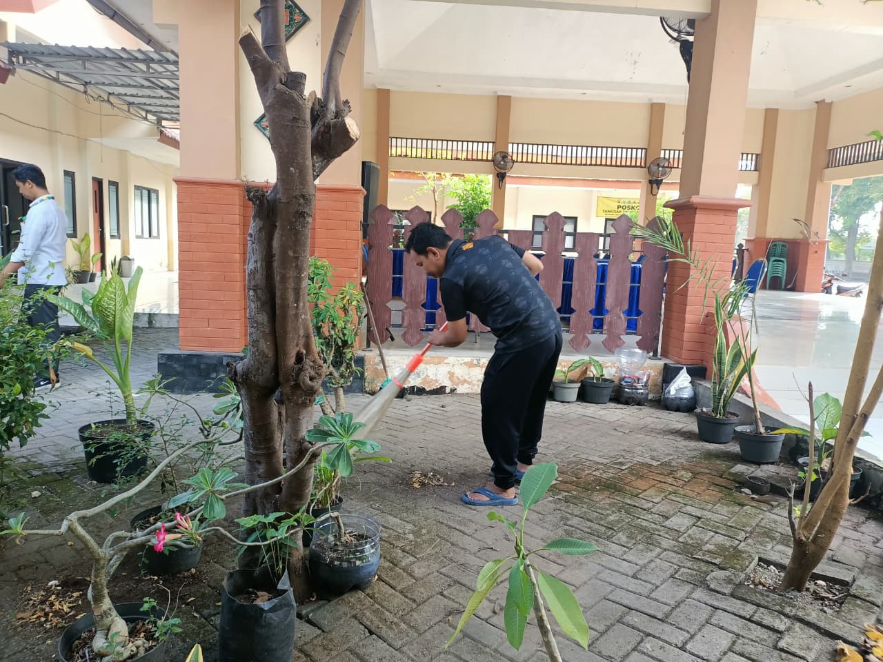 Foto: JUMAT BERSIH MELALUI KERJA BAKTI BERSAMA DI LINGKUNGAN KECAMATAN TURI