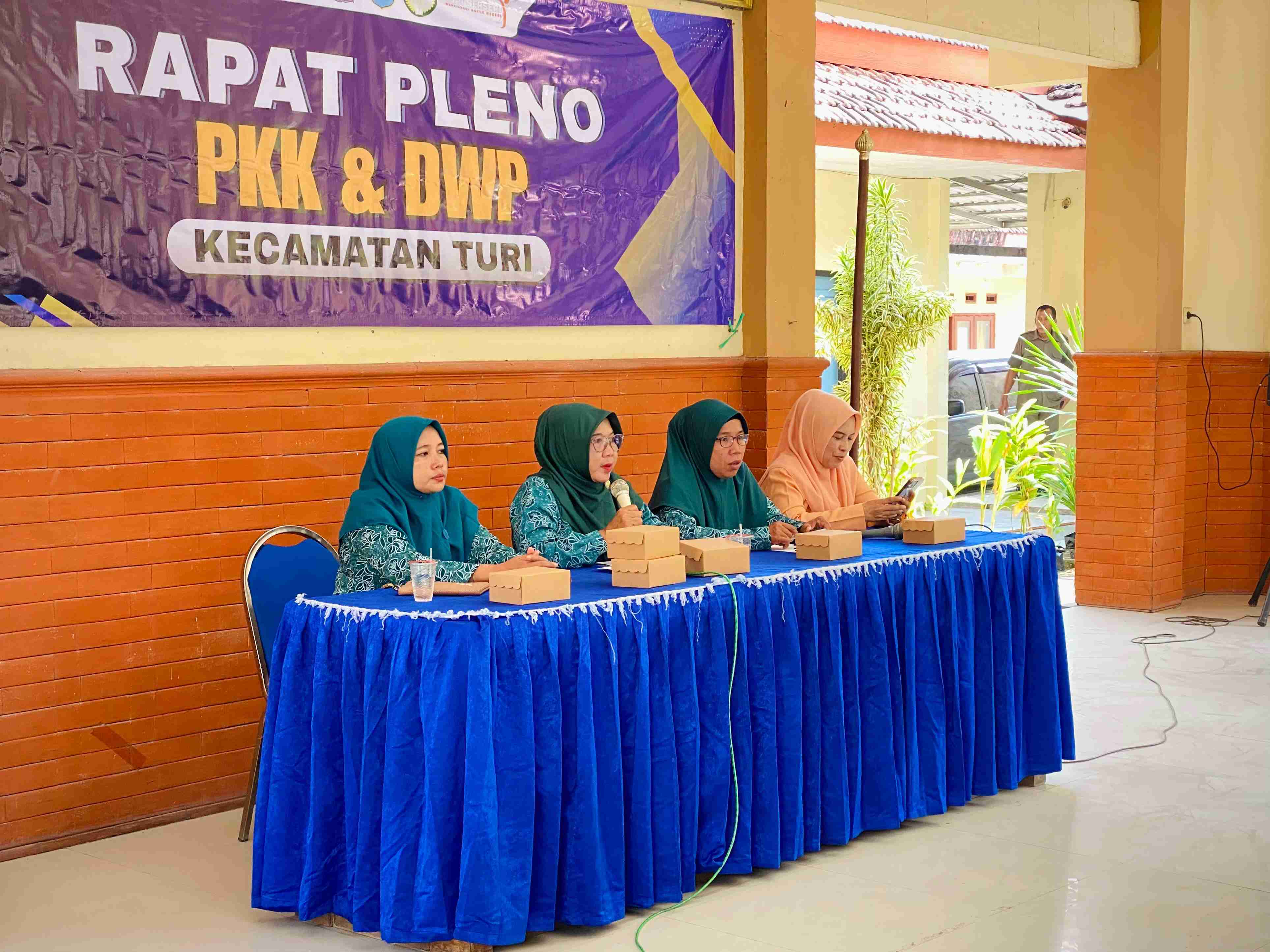 Foto: Rapat Pleno Dharma Wanita Persatuan (DWP) dan Tim Penggerak PKK Desa se-Kecamatan Turi yang bertempat di Pendopo Kecamatan Turi