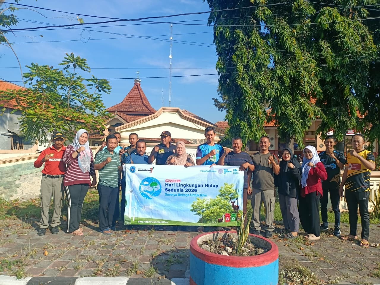Foto: PERINGATI HARI LINGKUNGAN HIDUP SEDUNIA 2026, PEGAWAI KECAMATAN TURI LAKSANAKAN AKSI BERSIH SAMPAH DAN LINGKUNGAN
