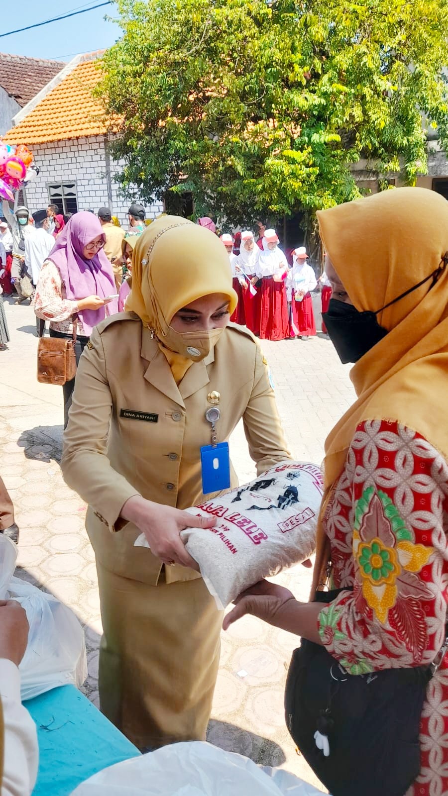 Ibu SEKDIN DISPERINDAG Lamongan turut serta membagikan paket sembako Pasar Murah di Desa Tunggunjagir