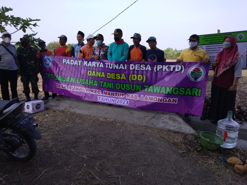 Camat Mantup beserta Muspika Kecamatan Mantup menghadiri kegiatan Padat Karya Tunai Desa ( PKTD ) Dana Desa di desa Rumpuk (7/10/2021)
