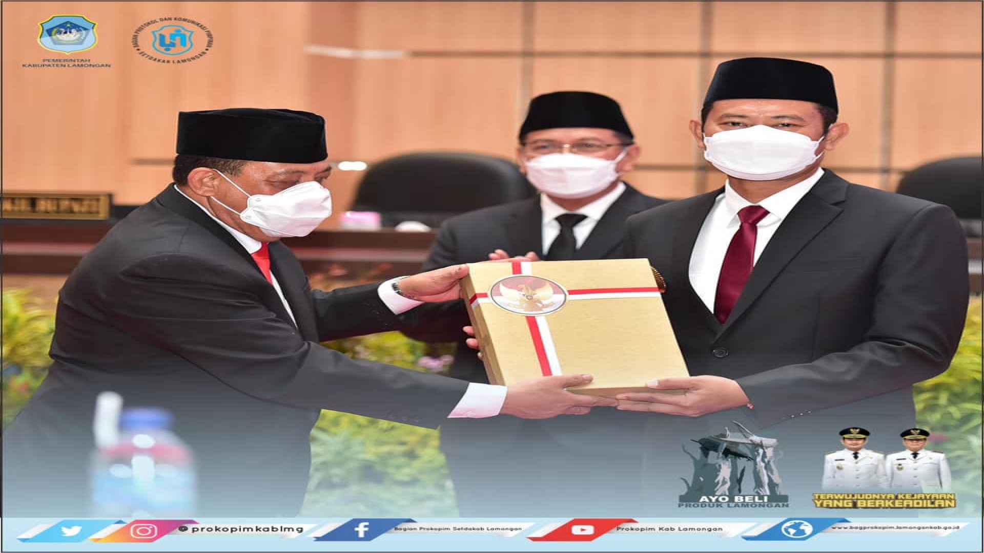 Serah terima jabatan antara Plh Bupati Aris Mukiyono kepada Bupati Yuhronur Efendi dalam Rapat Paripurna DPRD Kabupaten Lamongan yang dipimpin secara langsung oleh Gubernur Khofifah Indar Parawansa, Sabtu (6/3/2021).